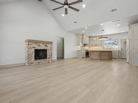 4th image of 1013 SW Front