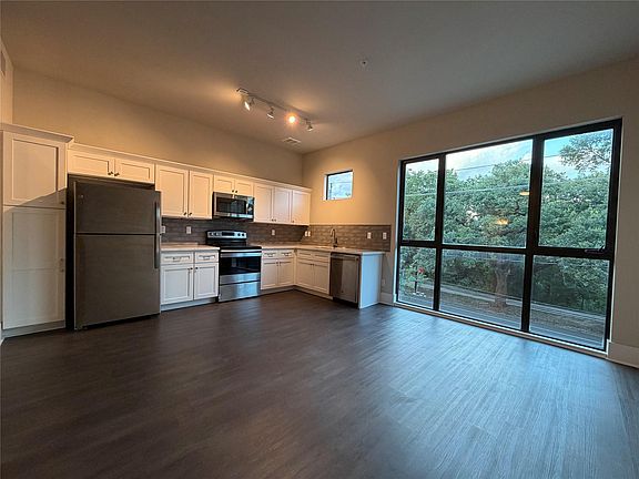 4th image of 2727 Houston Ave #202