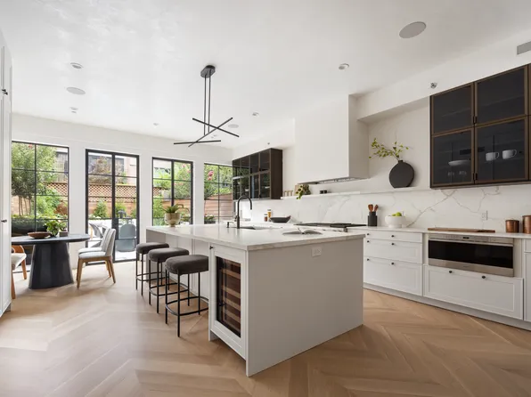 235 West 11th Street image 3 of 25