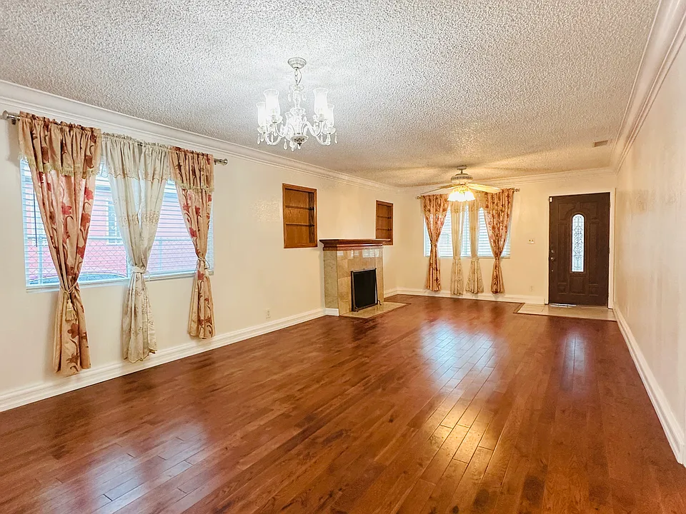 837 W 62nd Pl