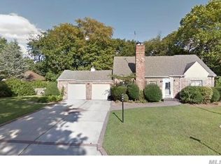 426 King St, Westbury, NY 11590