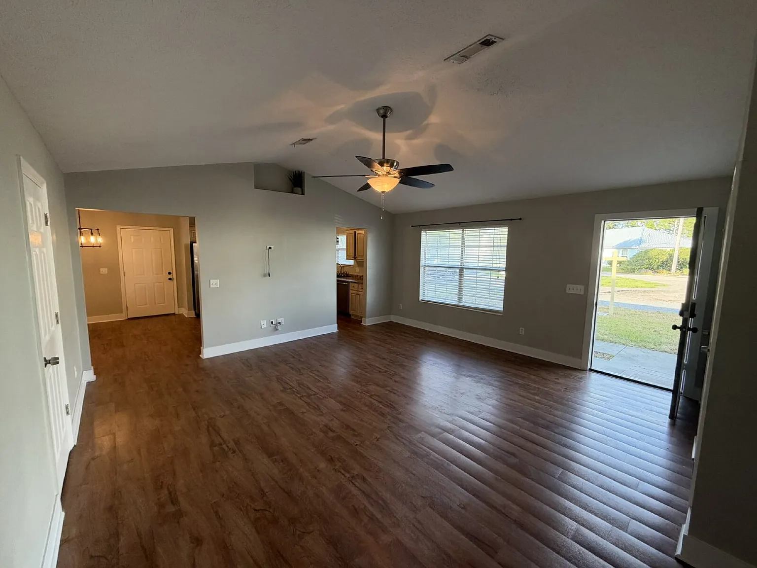 3 bed, 2.0 bath, 1619 sqft, $2,500 — Photo 3