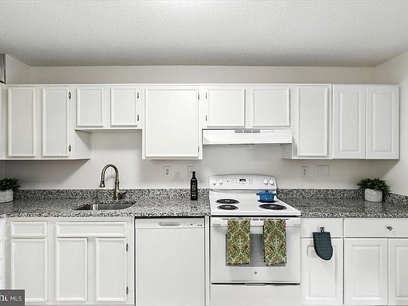 5th image of 205 Yoakum Pkwy Unit 721