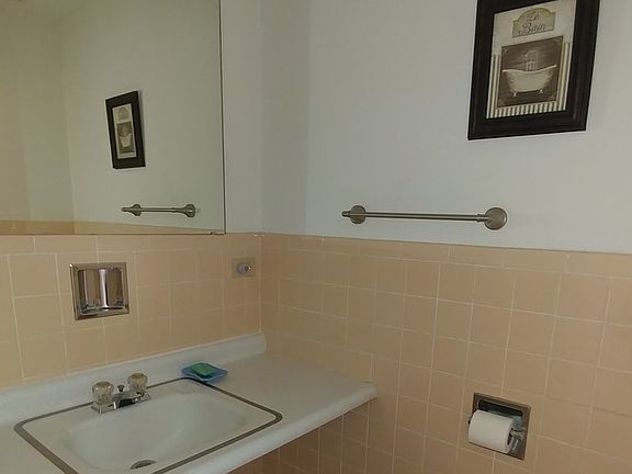 5th image of 8943 Robin Dr APT B