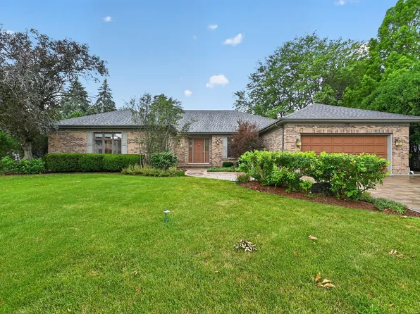 135 Hawkins Cir, Wheaton, IL 60189