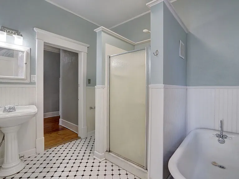 631 West 37th St — Photo 2