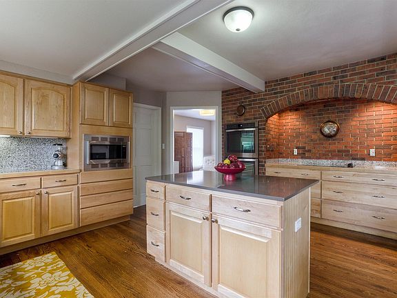 Quartz Center Island