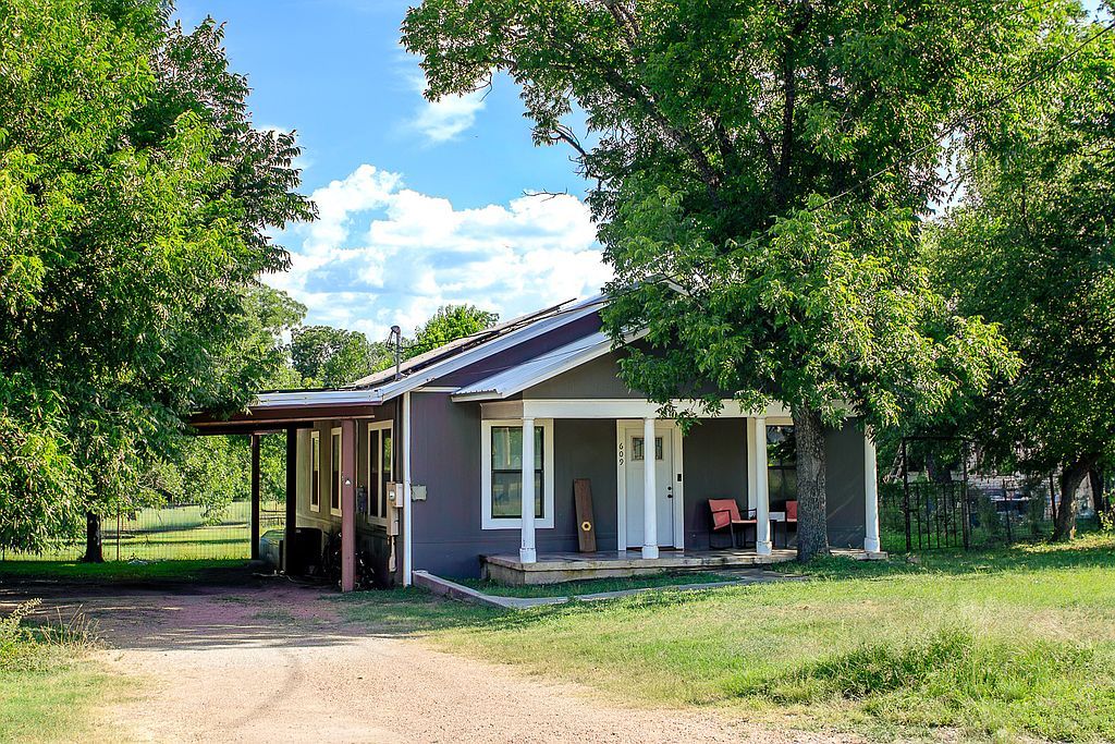 609 Elm St - Property Image