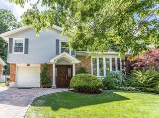15 Glen Ln, Port Washington, NY 11050
