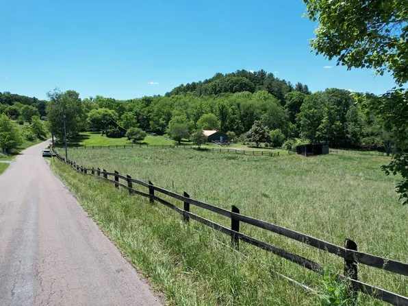 4 Dry Rd, Speedwell, VA 24374