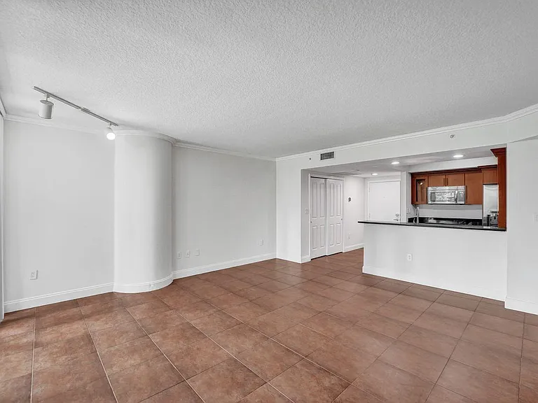 401 4th Ave #203 — Photo 10