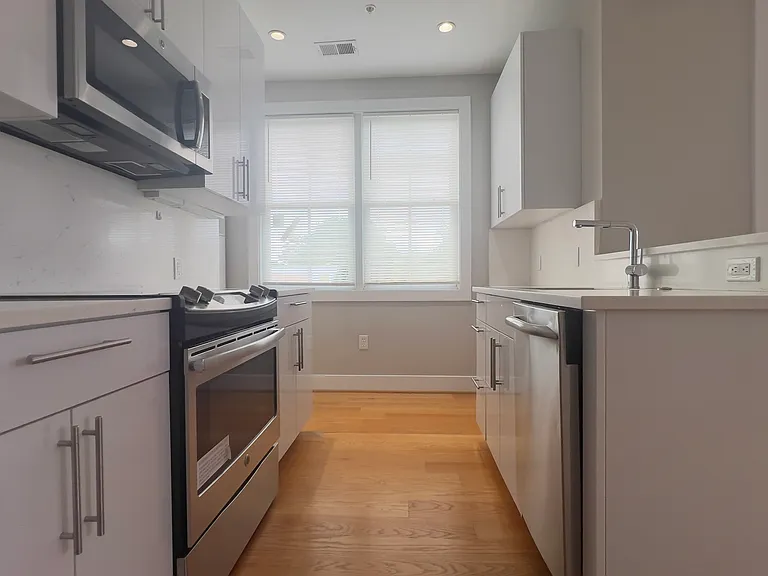 1209 G St SE #8 — Photo 17