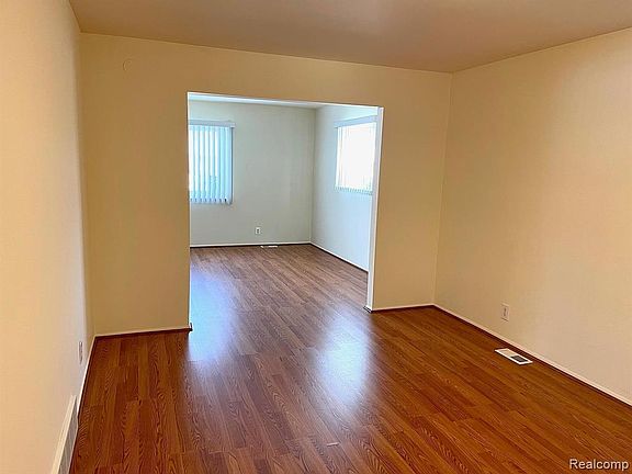 4th image of 20295 Winchester St