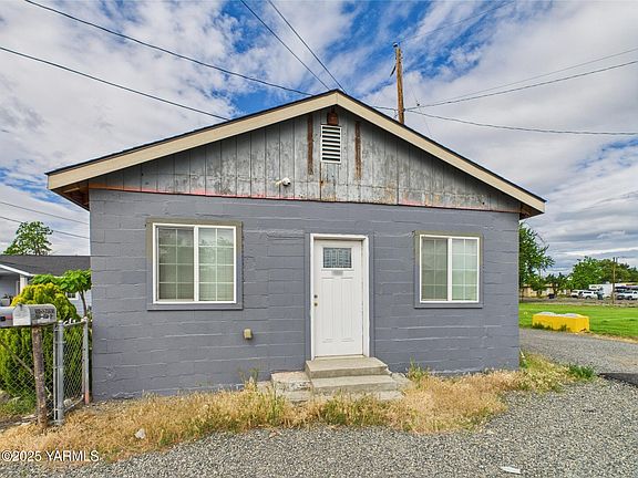 3rd image of 304 S Naches Ave