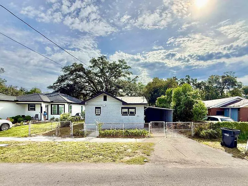 3 bed, 2.0 bath, 851 sqft, $1,895 — Photo 3