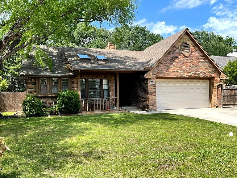 3202 Fairview Dr — Photo 1