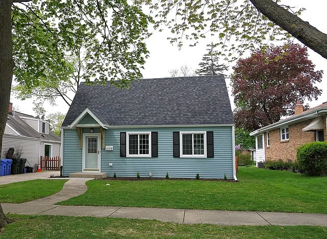 1054 Webster Ln photo 1