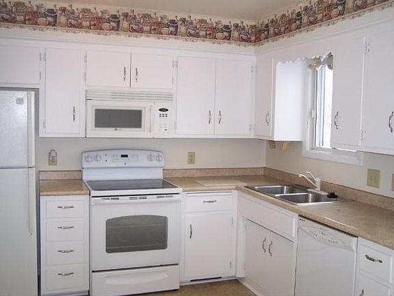 3rd image of 970 Woodhill Dr