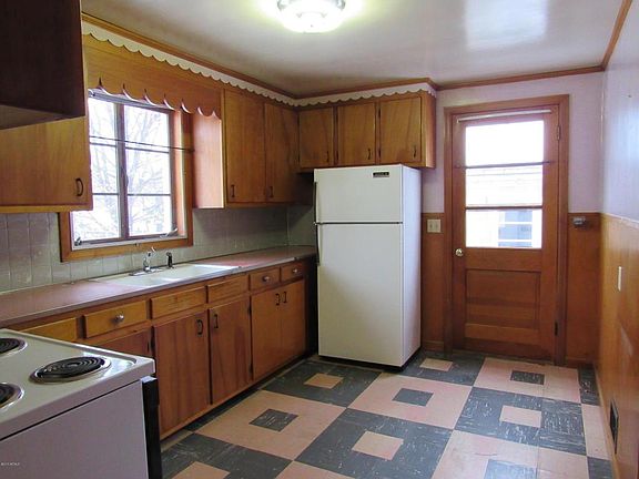 3rd image of 3648 Burgoyne Ave