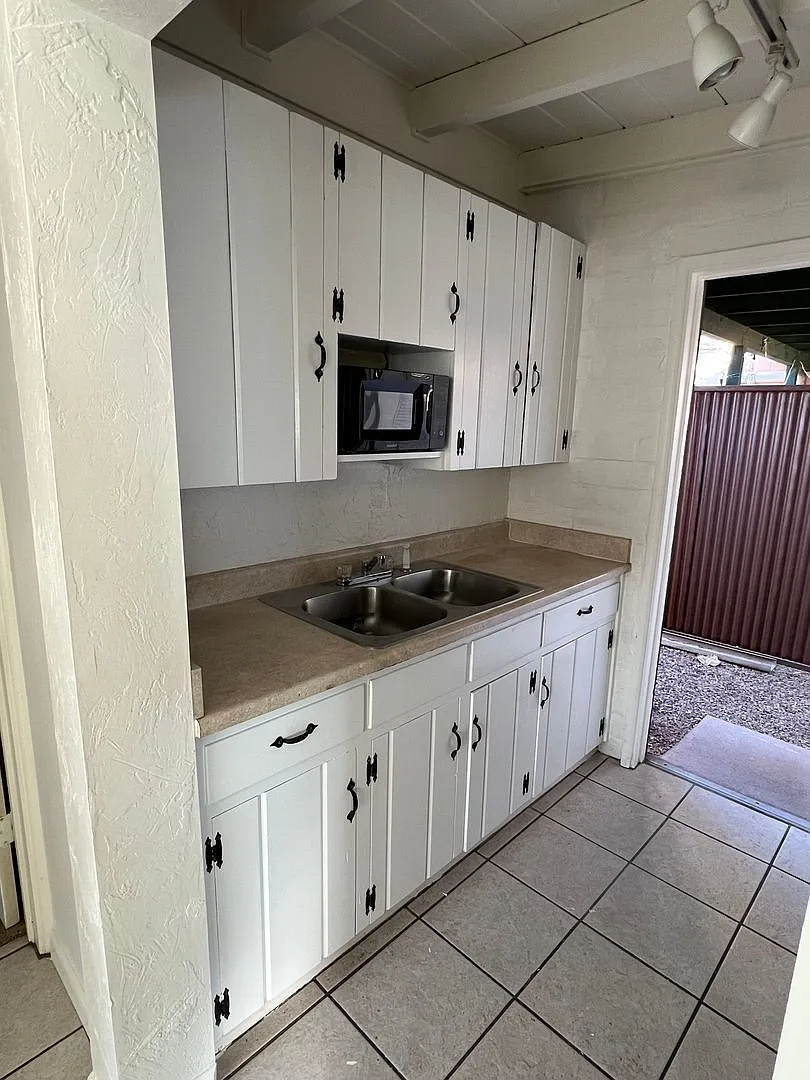 1 bed, 1.0 bath, 480 sqft, $899 — Photo 2