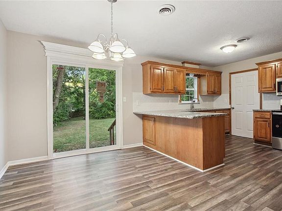5th image of 204 N Oak St