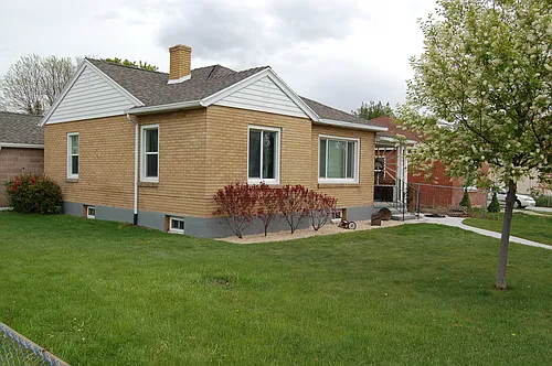 396 East Ln Photo 1