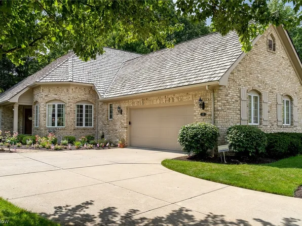 12 S Bentley Dr SE, Canton, OH 44709