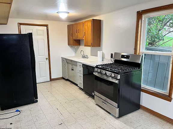 5th image of 403 S Walnut St
