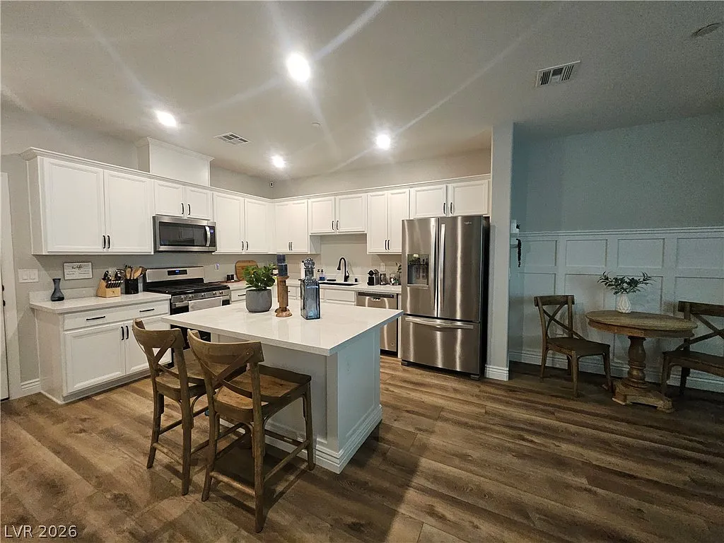 3 bed, 2.5 bath, 1832 sqft, $2,400 — Photo 4