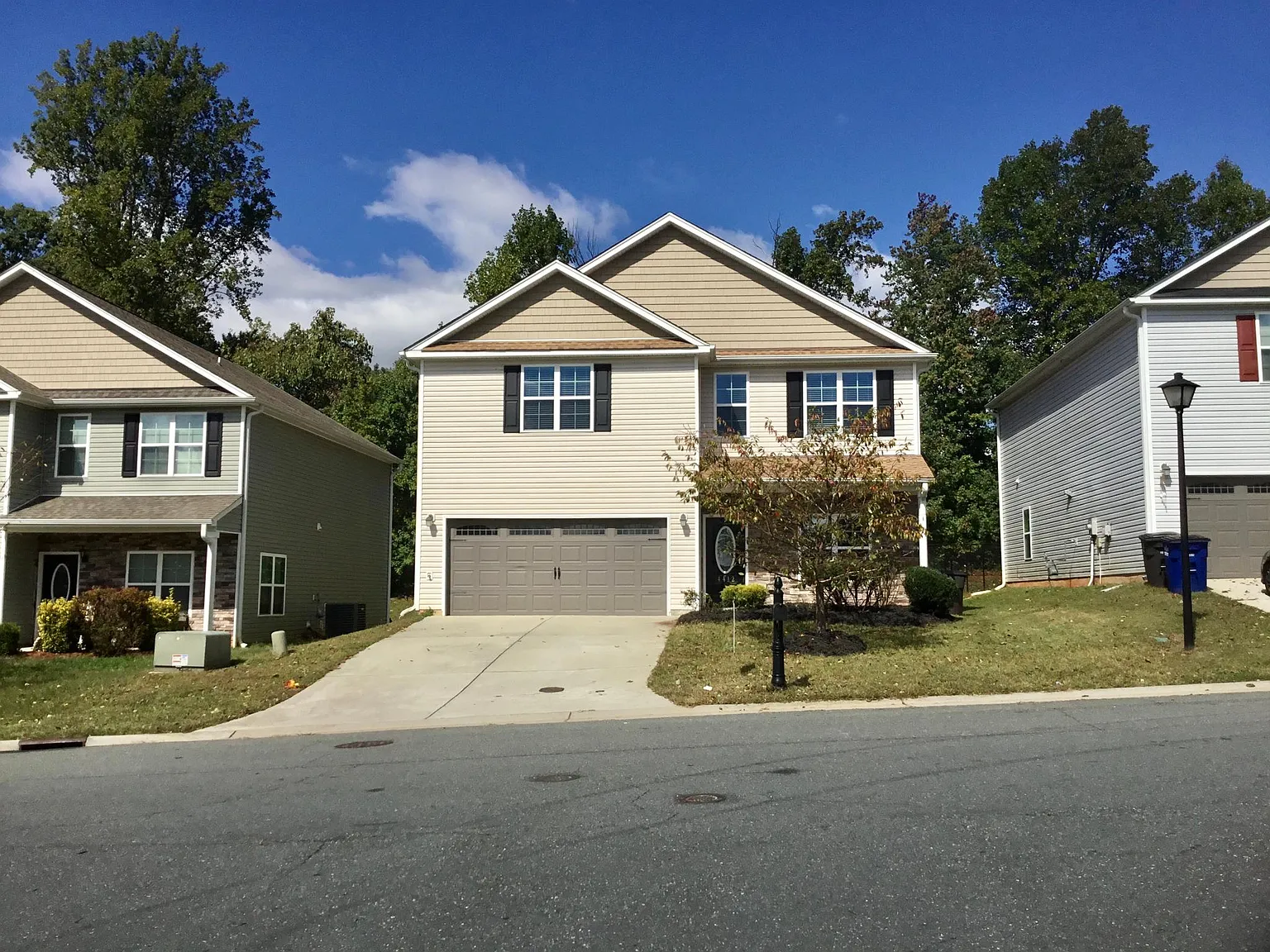 4 bed, 2.5 bath, 2608 sqft, $2,195 — Photo 1