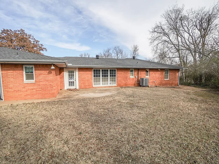 906 Carey Dr — Photo 15