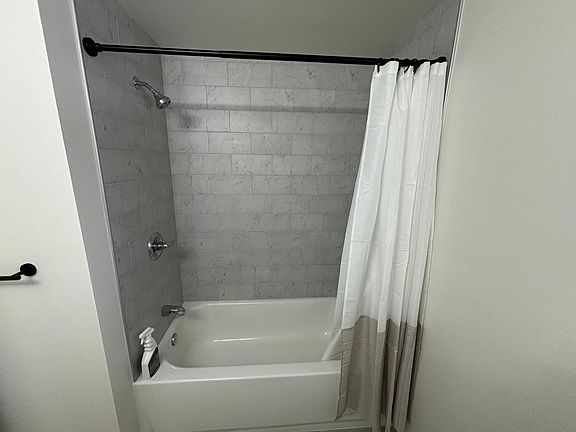 3rd image of 6044 Lake Ave