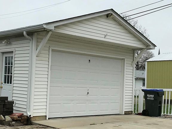Detached garage