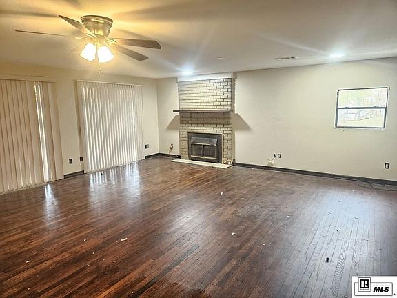 3rd image of 113 Green Bay Rd
