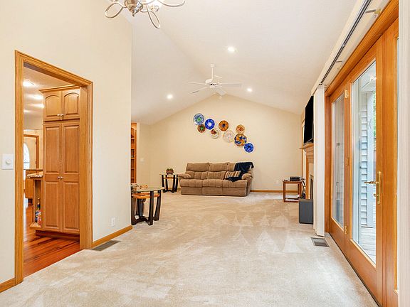 5th image of 200 Pinetree Ln