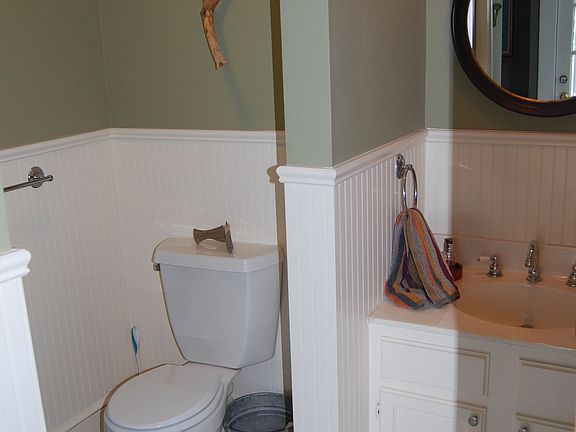 Downstairs bath, w/ shower