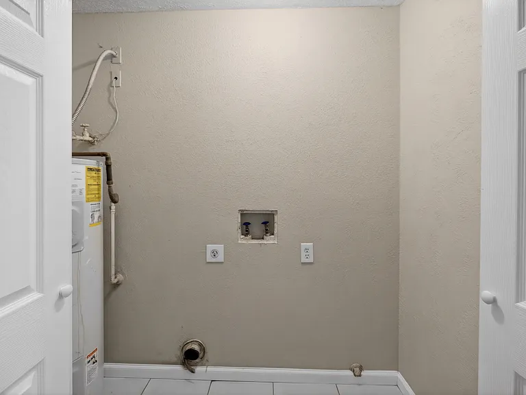 2219 Foxcroft Ln — Photo 17