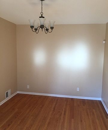3rd image of 925 N Lawler Ave