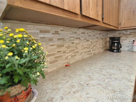 4th image of 395 Woodstone Dr #1