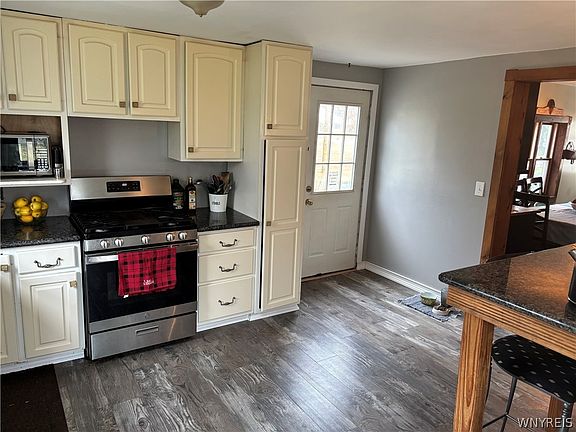 4th image of 1438 Sandridge Rd