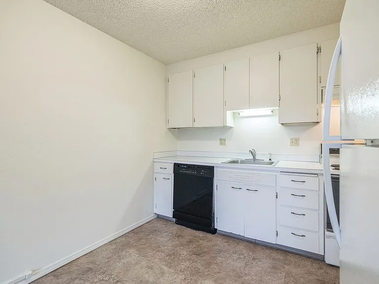 20th Ave Apartments — Photo 8