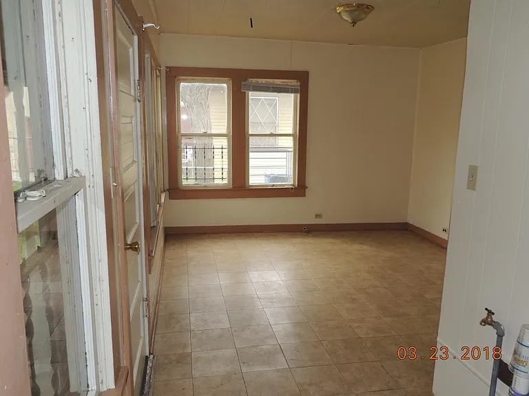 1118 Essex St — Photo 6