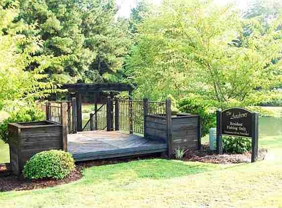 4th image of 103 Silverbirch Ln