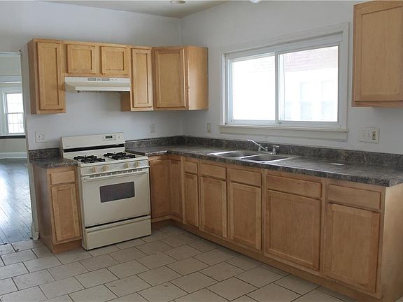 3rd image of 3388 Altamont Ave