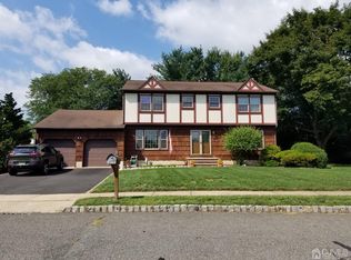 4 Jay Ct, Kendall Park, NJ 08824