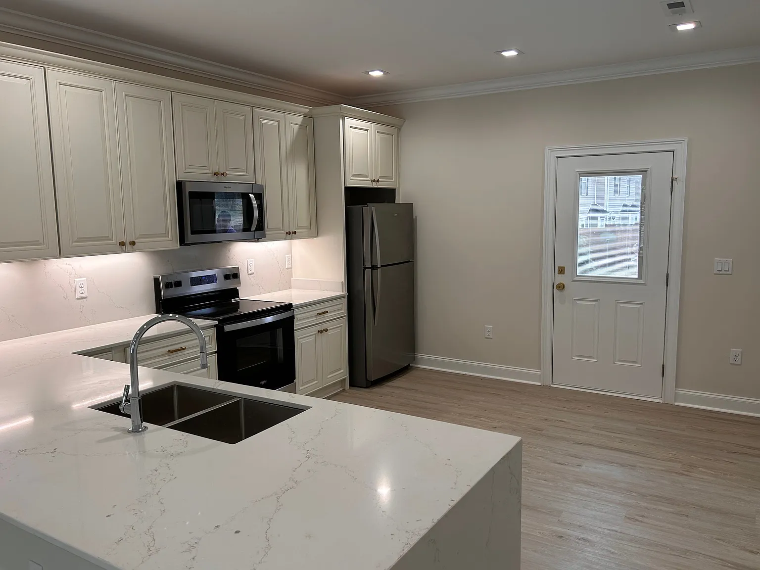 2 bed, 2.5 bath, 1200 sqft, $1,600 — Photo 2