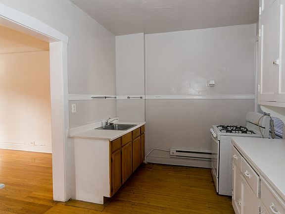 3rd image of 1311 Oak Ave APT 1W