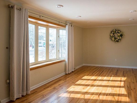 5th image of 4061 Elaine Cir