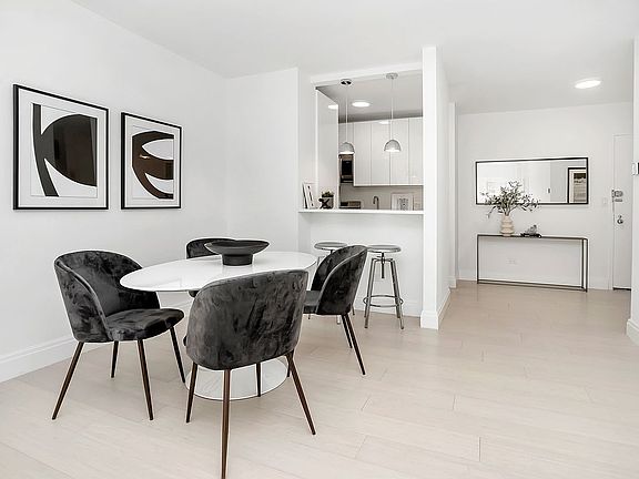 3rd image of 130 E 63rd St APT 7D