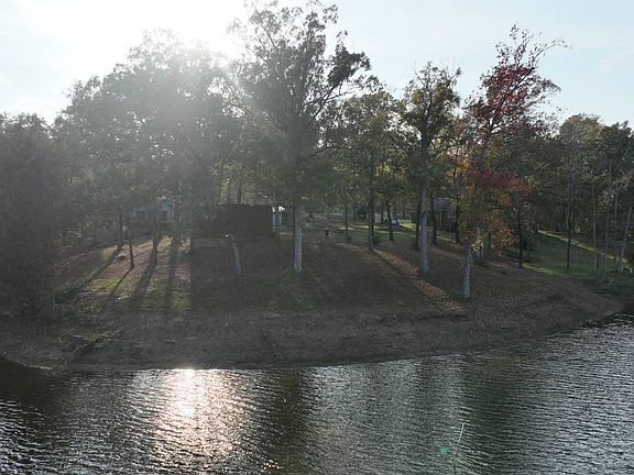 2nd image of 915 Jeff Davis Dr